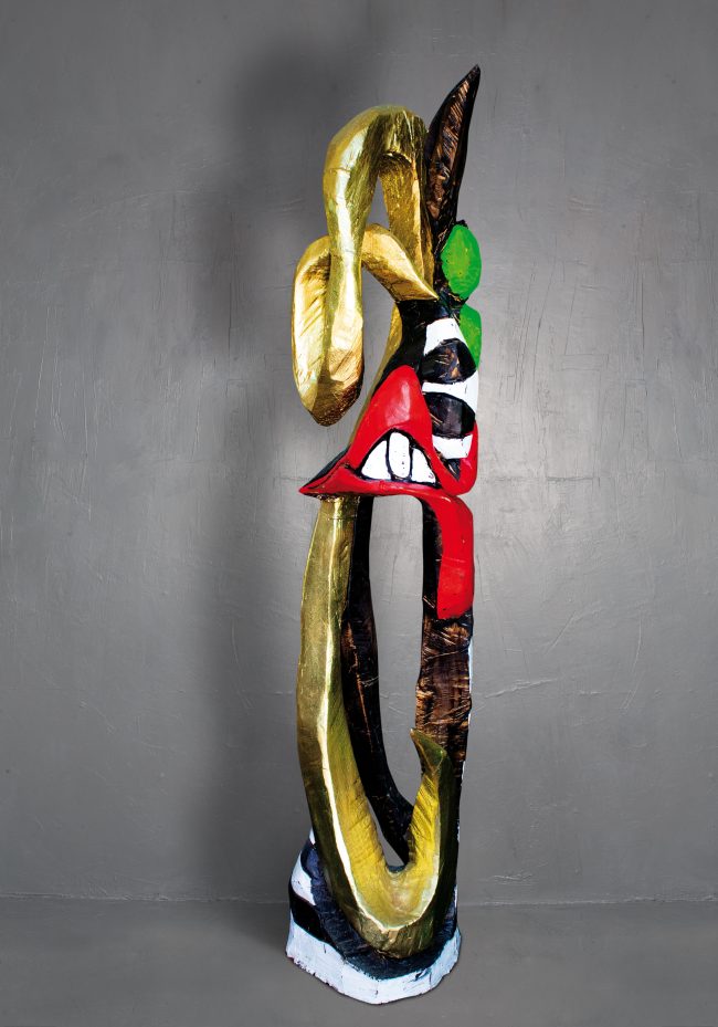 DA WIRD GRIMMHILD GRIMMIG. FLUFFIG SCHWEBENDE GOLDENE ENGELSLÖCKCHEN, DIE MIT UNBESCHWERTER LEICHTIGKEIT DER SCHWERKRAFT TROTZEN, SO HATTE SIE ES SERGE SCISSORGOD, DEM LEUCHTENSTEN STERN AM STUTTGARTER FIGAROFIRNAMENT, ERKLÄRT. UND NUN DAS! EINE FRISUR WIE VERGOLDETES LEBERKÄSBRÄT! SIE HÄTTE IHM NICHT ERZÄHLEN SOLLEN, DASS SIE HEUTE ABEND DIE FACHMESSE DER FLEISCHHAUERINNUNG SÜD ERÖFFNEN WIRD. WIE SIE DIESEN ABEND ALS FRISCH GEWÄHLTE SCHINKENWURSTKÖNIGIN GESELLSCHAFTLICH ÜBERSTEHEN WIRD, IST IHR NOCH UNKLAR. SICHER WEISS SIE NUR: “MEIN FRISEUR MUSS STERBEN“!