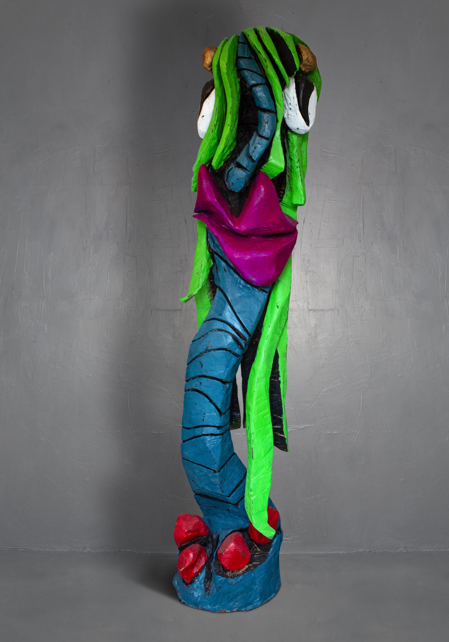 BEI DEN NORDISCHEN WALDGEISTERN GIBT ES GUTE UND BÖSE. WALDEMAR LÄSST SICH NICHT VEREINNAHMEN UND FÜGT SICH NICHT IN SOLCH TRADITIONELL POLARISIERENDE FABELSCHEMATA EIN. ER ZEICHNET SICH HAUPTSÄCHLICH DURCH SEINE EINZIGARTIGE KUSSKUNST AUS.WERTEFREIES KNUTSCHEN IST SEINE KERNKOMPETENZ. FRAGEN SIE MAL DIE HIESIGEN BLATTTROLLE, WURZELWESEN ODER BLÜTENFEEN! OH LA LA!!!! „WALDEMAR IST WUNDERBAR“ LAUTET DER EINHELLIGE TENOR AUS DEM WALD, DEM TIEFEN! DIE NORDISCHEN WALDIS SIND SICH SICHER, WALDEMAR IST EIN GUTER. DAS IST MEHR ALS EIN LIPPENBEKENNTNIS! ZWEIFEL? AUSPROBIEREN!